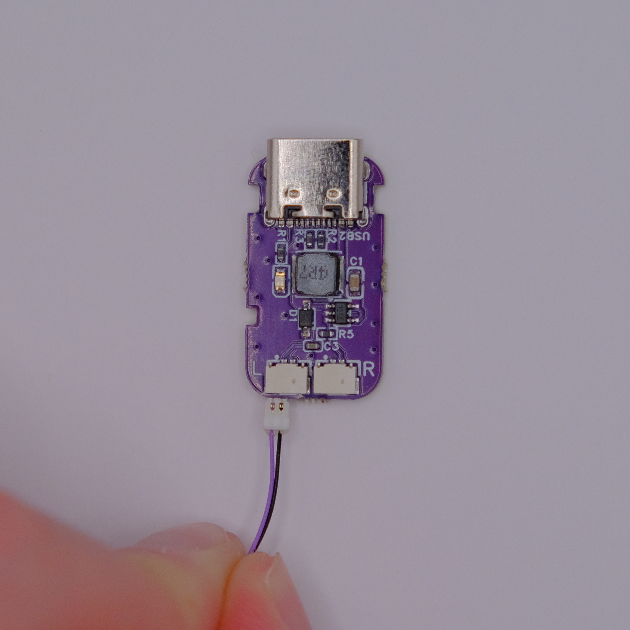 A two-wire cable connected to the R output of the V5 mainboard